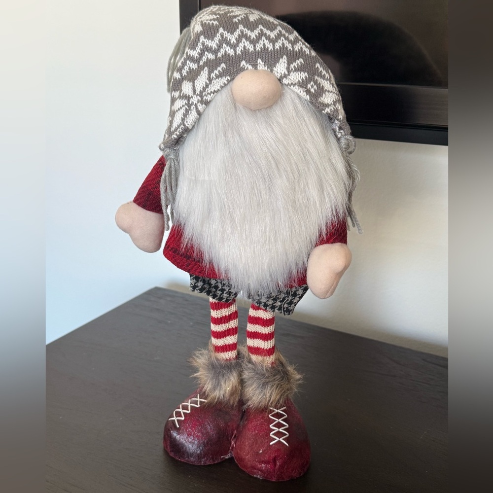 NWT The Christmas Shoppe Gnome 14” Plush Gray Knit Hat Burgundy Fur Boots